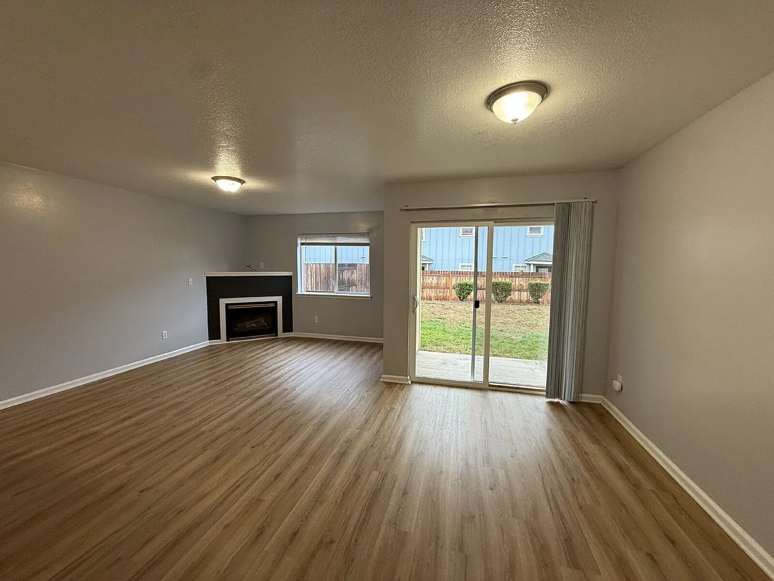 3 bed, 2.0 bath, 1258 sqft, $2,200 — Photo 3