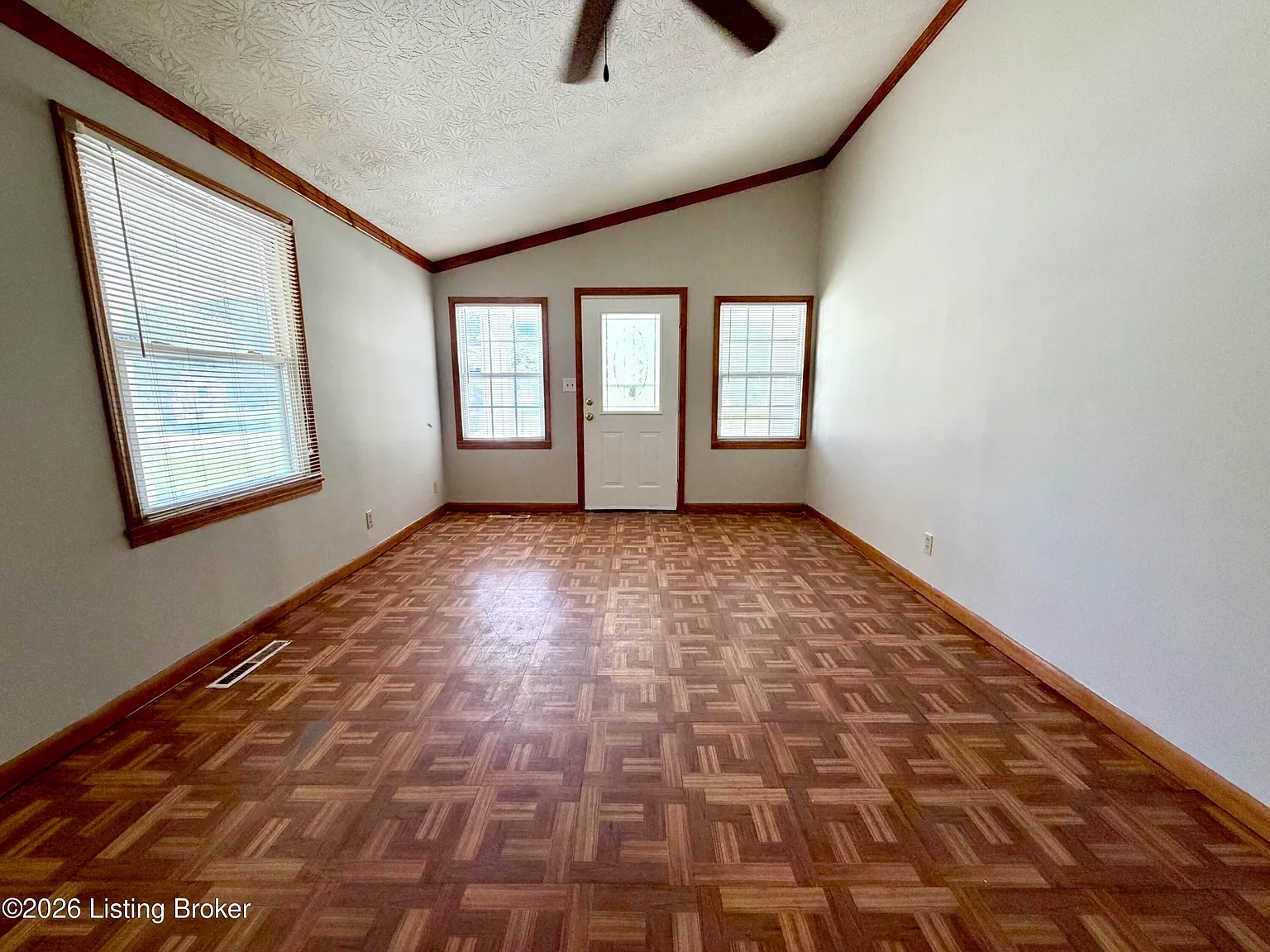 3 bed, 1.0 bath, 900 sqft, $1,395 — Photo 2