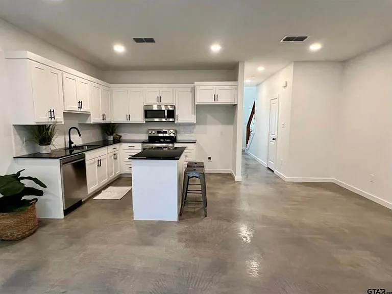 18747 FM 2493 — Photo 20