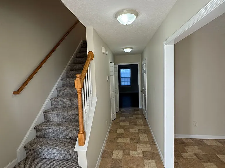 131 Joyce Dr — Photo 2
