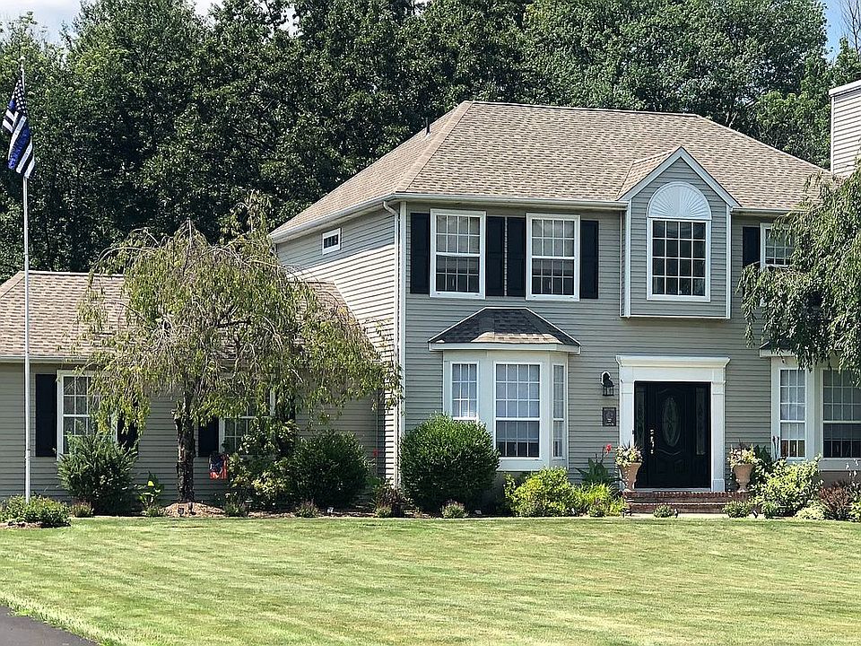 1st image of 27 Fieldstone Dr