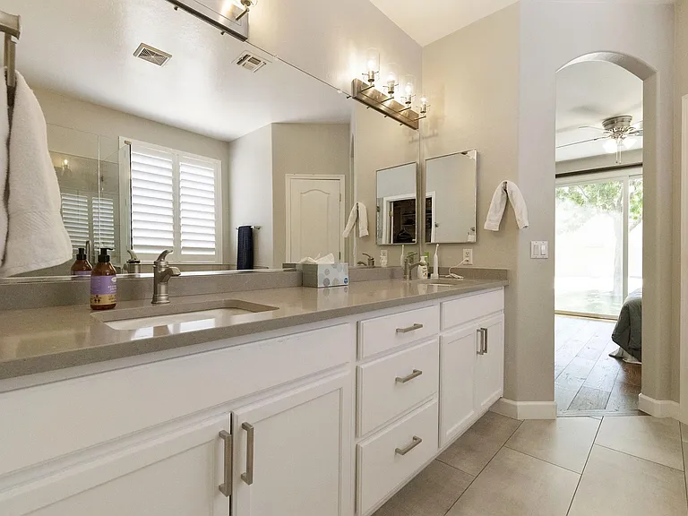 1425 E Morelos St — Photo 19
