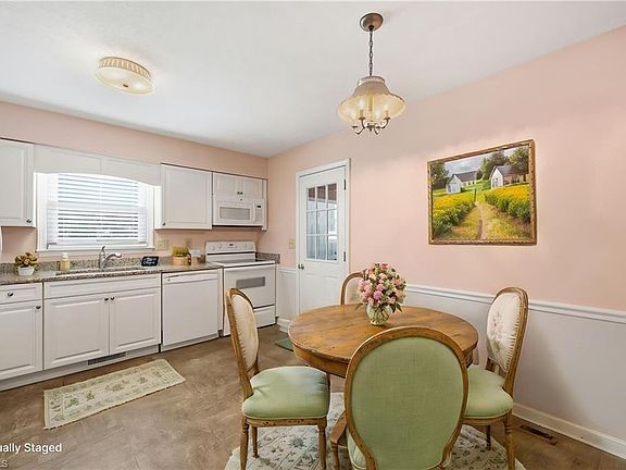 4th image of 1003 Camelot Ln