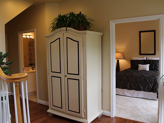 LOWER ENTRY FOYER
