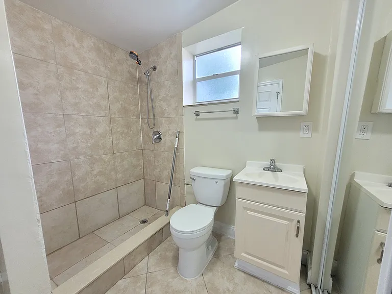 1701 NE 42nd Ct — Photo 5