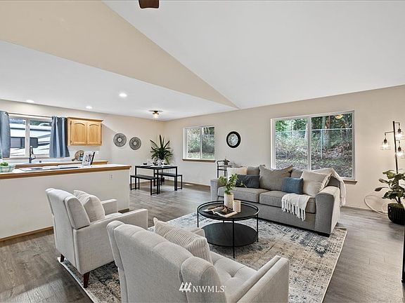 4th image of 15514 88th Dr NW