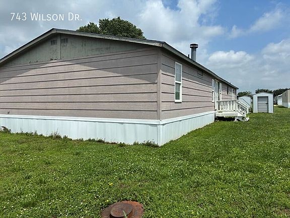 4th image of 743 E Wilson Dr
