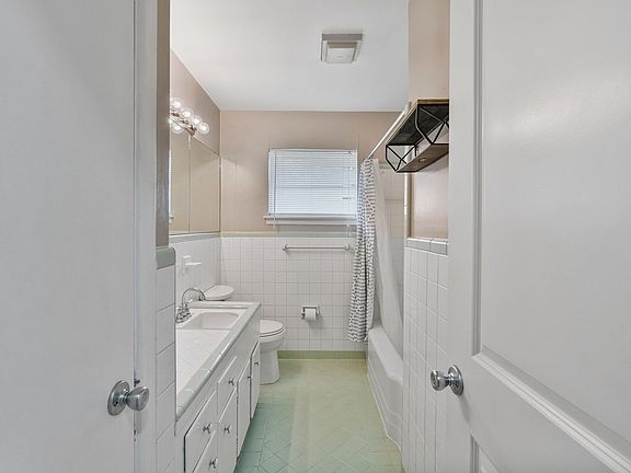 4th image of 513 Greenway Dr