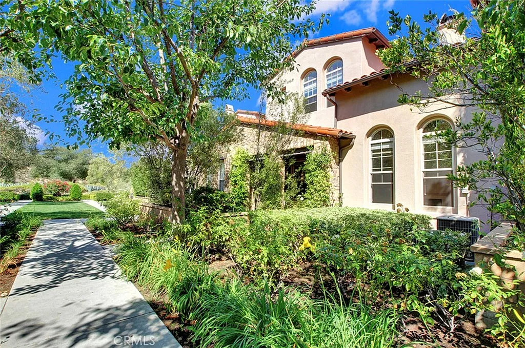 3 bed, 3.5 bath, 2305 sqft, $7,995 — Photo 1