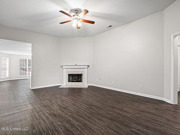 4th image of 1130 Warwick Pl