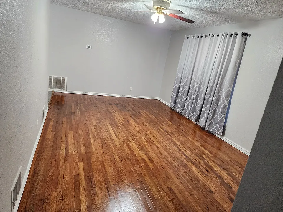 229 E Plaza Dr