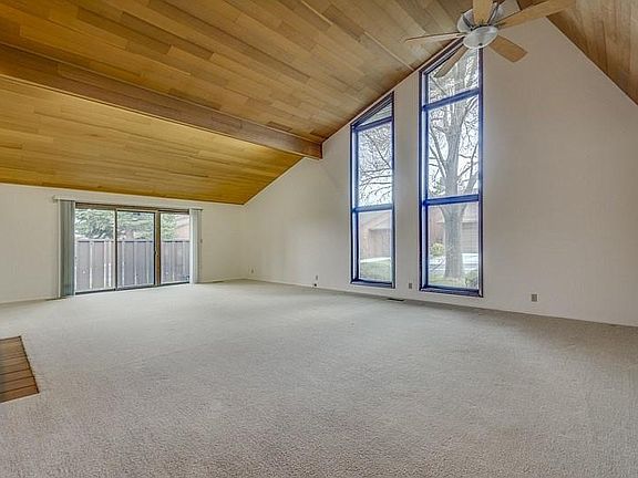 Living Room with Vaulted ceillings