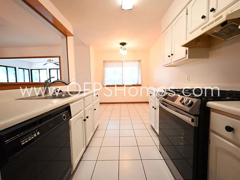3934 Balsam Dr — Photo 14