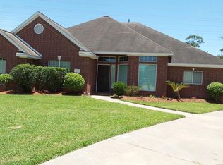 329 Rosemary Ln, Lake Jackson, TX 77566
