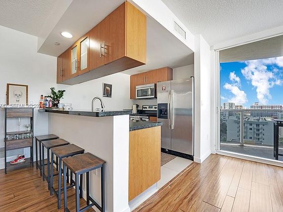 3rd image of 601 NE 23rd St APT 1406