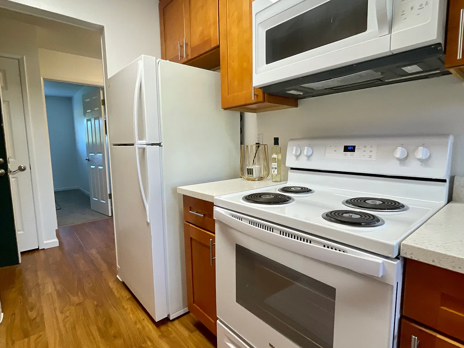 2 bed, 1.5 bath, 915 sqft, $2,995 — Photo 3