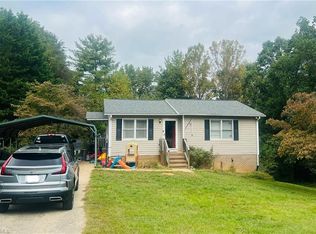 215 Oak Ridge Pl, Mount Airy, NC 27030