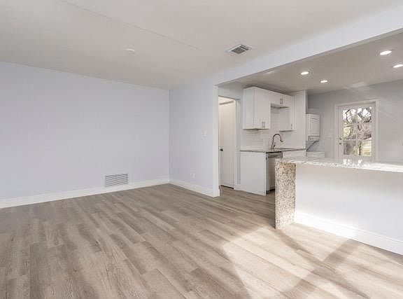 4th image of 935 S Mills Ave #935
