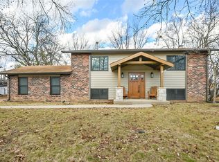 929 Barbara Ann Ln, Ballwin, MO 63021