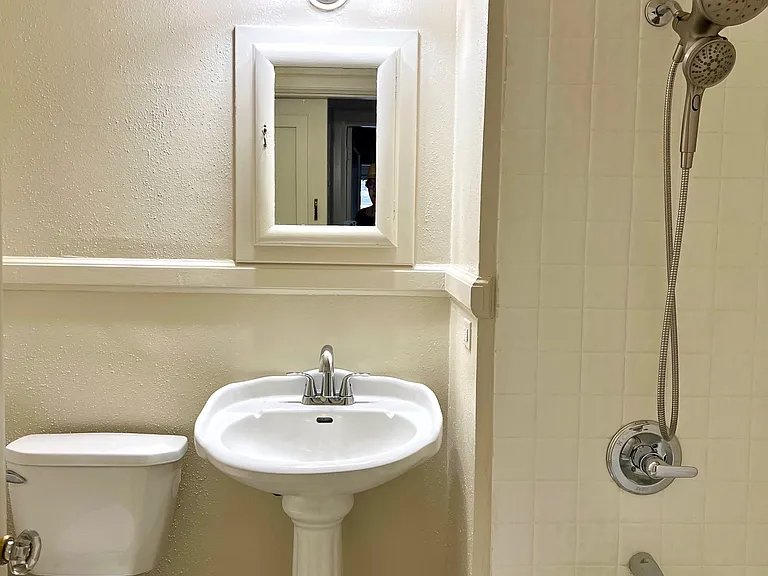 Stanford Apartments — Photo 18