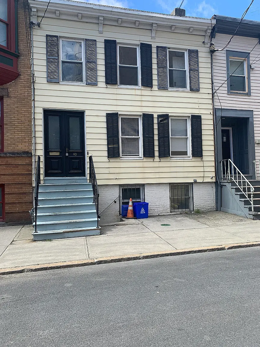 Studio, 700 sqft, $1,150 — Photo 2