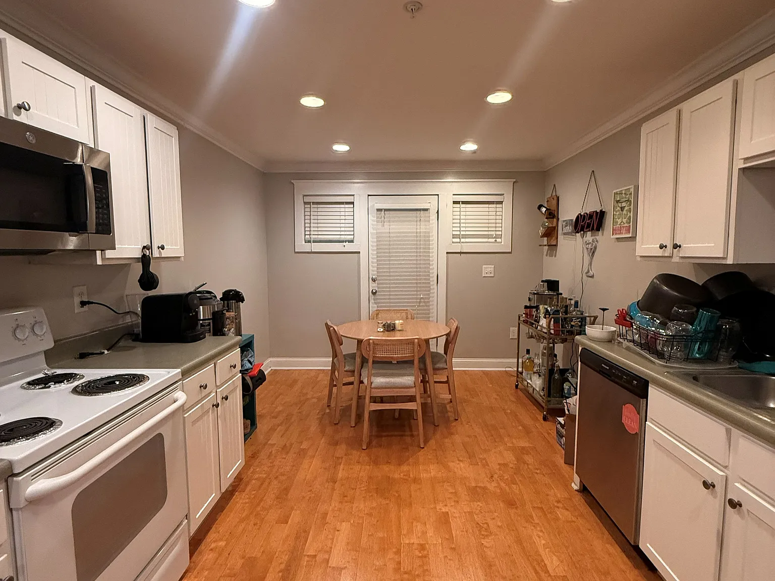 3 bed, 1406 sqft, $2,100 — Photo 4
