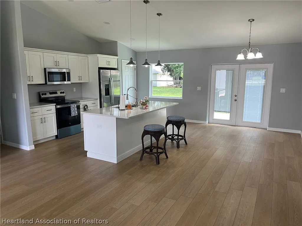 3 bed, 2.0 bath, 1460 sqft, $2,000 — Photo 2