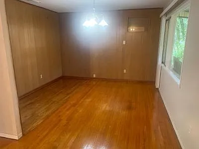 1411 Greenbrier Dr — Photo 3