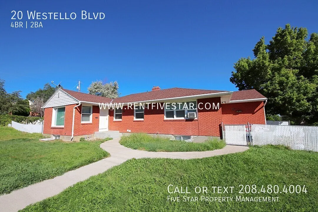 Spacious 4 Bedroom 2 Bathroom Duplex with Fenced Yard! — Photo 1