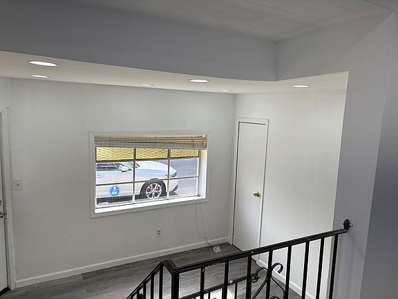 3rd image of 27 W Hawthorne Ave APT 1
