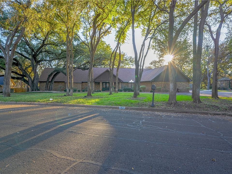 1st image of 302 Leafy Hollow Ln
