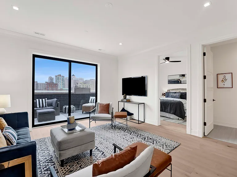 5630 N Broadway St #2E — Photo 6