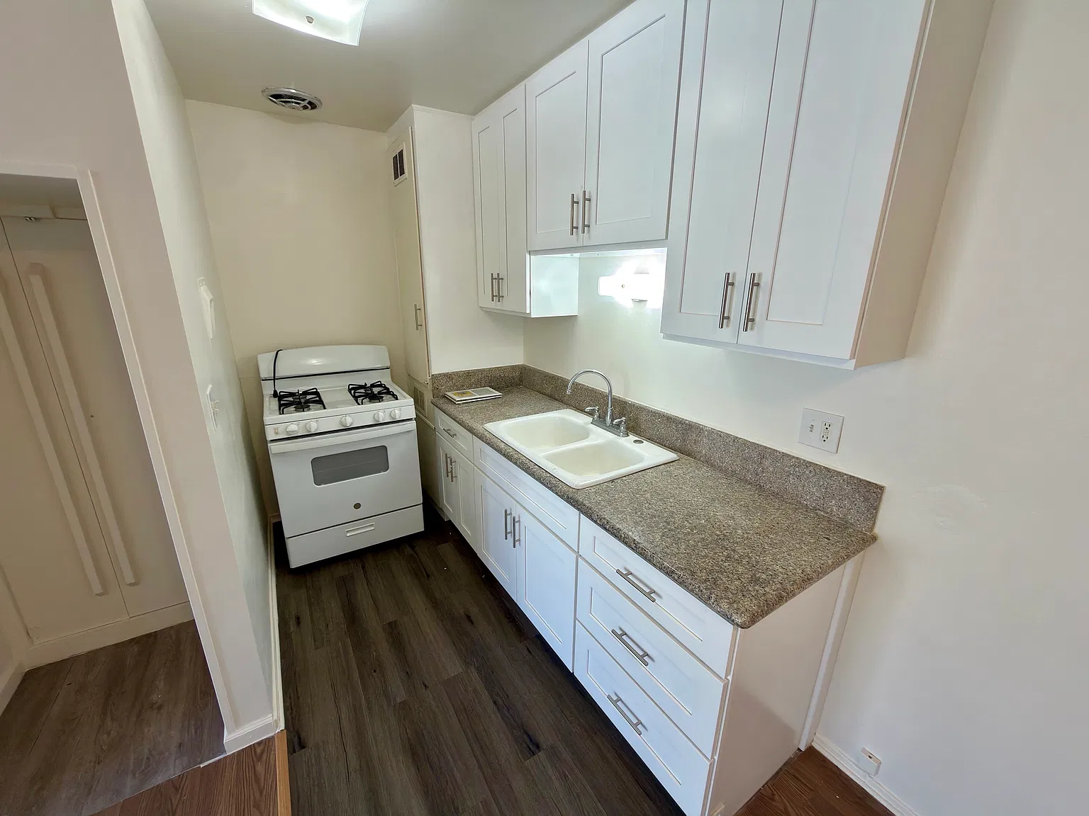 1 bed, 650 sqft, $1,900 — Photo 2