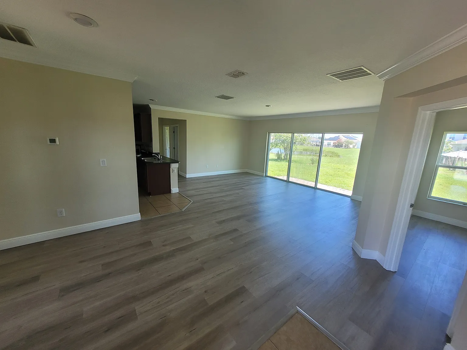 3 bed, 2238 sqft, $2,060 — Photo 3