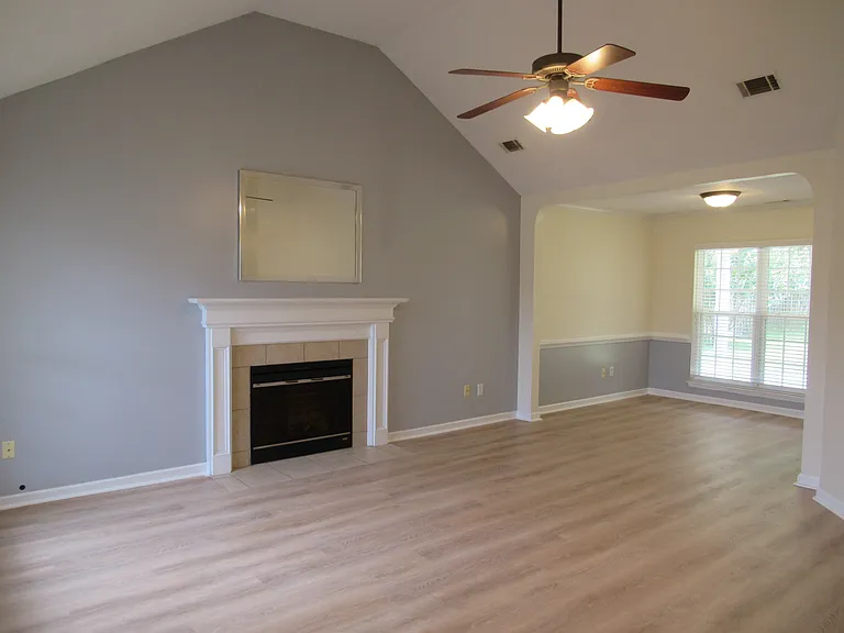307 Starling Dr — Photo 4
