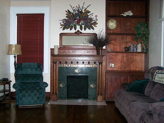LR mantel and built in
