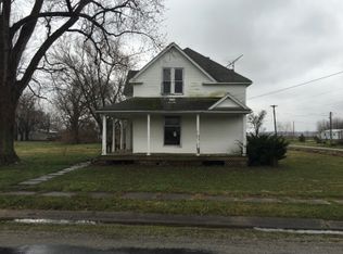 126 W Harrison St, Hidalgo, IL 62432