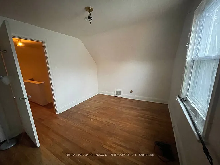 54 Highland Park Blvd E — Photo 13