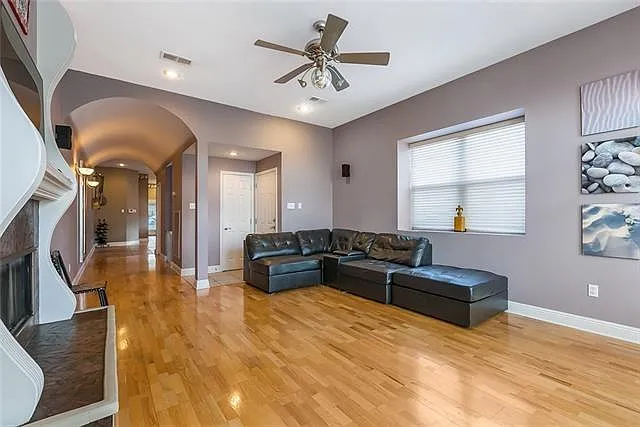 3 bed, 2.5 bath, 2005 sqft, $2,800 — Photo 3