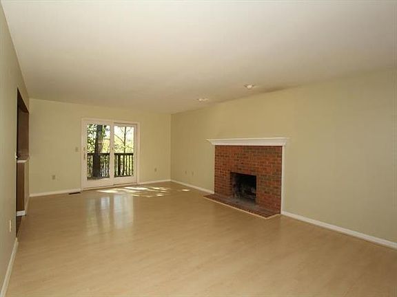 4th image of 1056 Brookville Ct