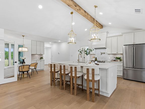 3rd image of 131 Oak Grove Cir