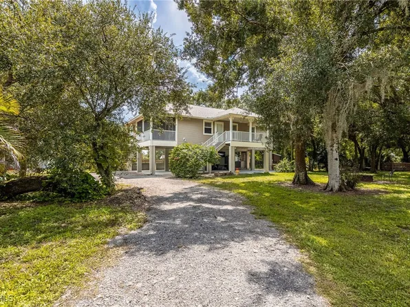 18630 Lost Ln, North Fort Myers, FL 33917