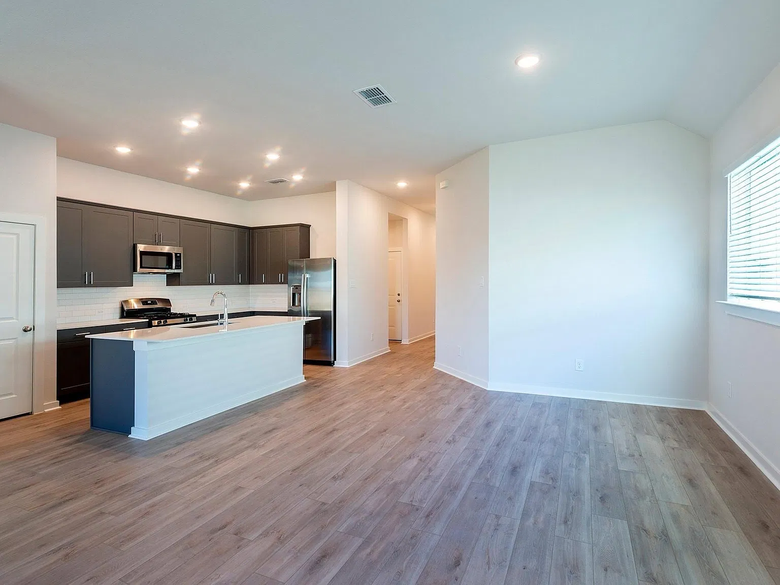 3 bed, 2.0 bath, 1739 sqft, $2,580 — Photo 2