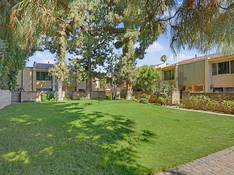 8633 Balboa Blvd #2 — Photo 21