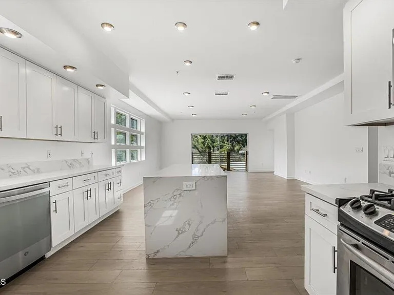 1944 Seminole Dr — Photo 13