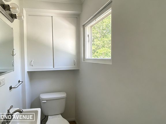 5th image of 135 E Maple St