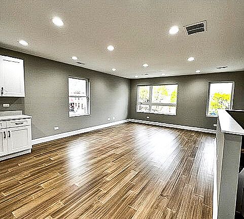 4th image of 1051 N Hamlin Ave #2