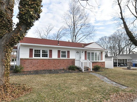 5th image of 51 Woodlawn Dr