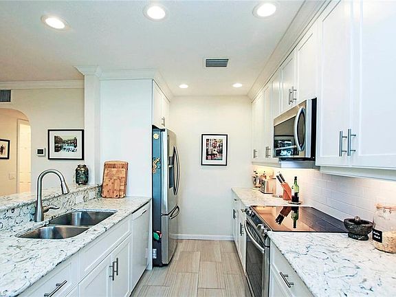 5th image of 641 Periwinkle Way Unit B4