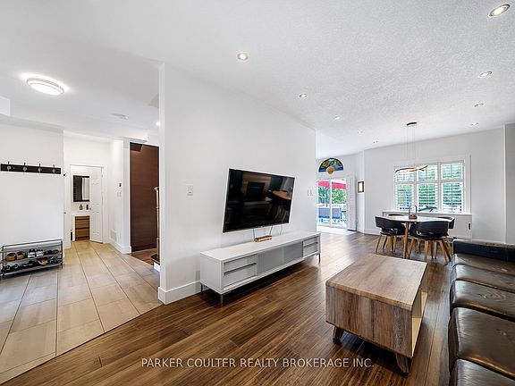 5th image of 9 Surrey Dr